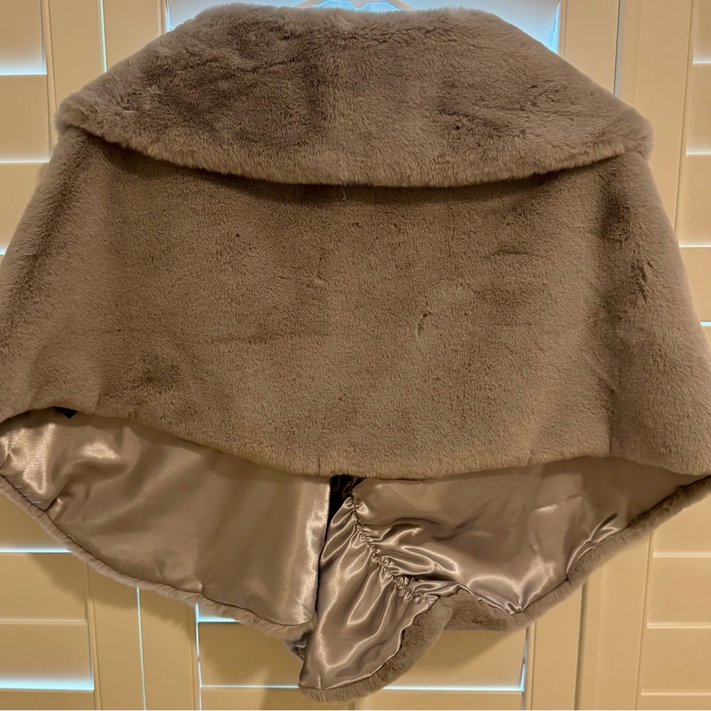 BHLDN Maxine Satin-Lined Faux Fur Wrap in Grey/Silver Size L - Picture 5 of 5